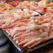 In vielen Teilen der Welt werden Vogelfüße gegessen. Sie kommen als Beilage oder in der Suppe auf den Teller. Gegrillt soll die Haut am besten schmecken und Knabberfreunde kommen hier voll auf ihre Kosten. In vielen Teilen der Welt werden Vogelfüße gegessen. Sie kommen als Beilage oder in der Suppe auf den Teller. Gegrillt soll die Haut am besten schmecken und Knabberfreunde kommen hier voll auf ihre Kosten.