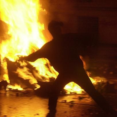 Steine, Straßenschlachten, Polizei: Warum Berlin & Hamburg brennen