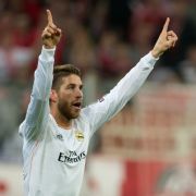 Sergio Ramos schießt zwei Tore für Real Madrid innerhalb von vier Minuten. Sergio Ramos schießt zwei Tore für Real Madrid innerhalb von vier Minuten.