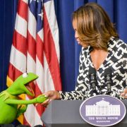 Kermit traf die First Lady, Michelle Obama. Für Miss Piggy war dies kein Grund, eifersüchtig zu werden. Kermit traf die First Lady, Michelle Obama. Für Miss Piggy war dies kein Grund, eifersüchtig zu werden.
