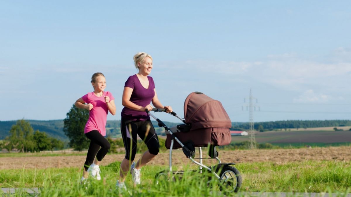 Gemeinsam fit - Der Spaziergang mit dem Kinderwagen lässt sich jederzeit zum Work-out ummodeln: Einfach Turnschuhe anziehen und das Tempo erhöhen. So macht das Training auch größeren Kindern Spaß. (Foto)