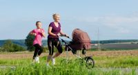 Gemeinsam fit - Der Spaziergang mit dem Kinderwagen lässt sich jederzeit zum Work-out ummodeln: Einfach Turnschuhe anziehen und das Tempo erhöhen. So macht das Training auch größeren Kindern Spaß.