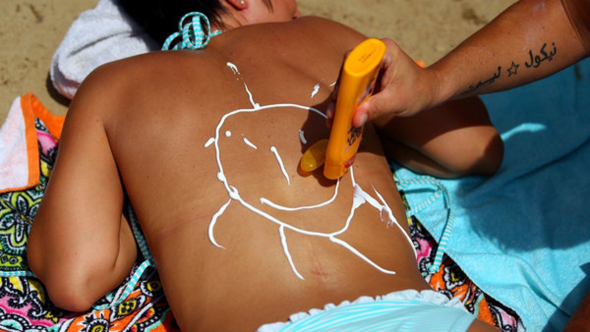 In vielen Sonnenschutz-Produkten steckt Oxybenzon. Dieser Stoff steckt unter Verdacht Allergien auszul&ouml;sen und die Lichtempfindlichkeit der Haut zu erh&ouml;hen. (Foto)