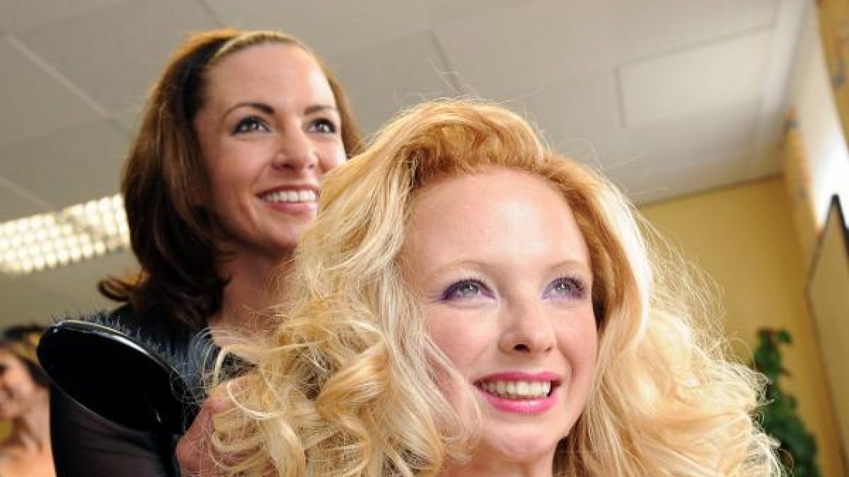 Von gesunden, gl&auml;nzenden Haaren und das ohne Spliss tr&auml;umt jede Frau. Doch oftmals lauern in den vielversprechenden Haarshampoos sch&auml;dliche Silikone, die alles andere als gesund f&uuml;r unsere Haare sind. (Foto)