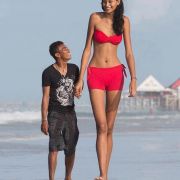 Die 18-jährige Elisany ist mit zwei Metern die größte Frau Brasiliens. Nun heiratet sie ihren winzigen Freund.