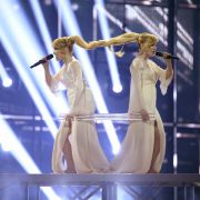 Die russischen Zwillinge Tolmachevy Sisters kämpfen um die Punkte und mit ihren Haaren. Die russischen Zwillinge Tolmachevy Sisters kämpfen um die Punkte und mit ihren Haaren.