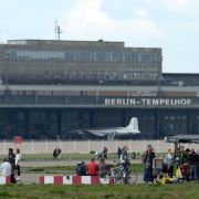 Hitlers Größenwahn spiegelt sich auch im Flughafen Berlin-Tempelhof wieder. Für seine Welthauptstadt Germania musste ein entsprechender Flugplatz her. Hitlers Größenwahn spiegelt sich auch im Flughafen Berlin-Tempelhof wieder. Für seine Welthauptstadt Germania musste ein entsprechender Flugplatz her.