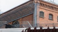 In der JVA Berlin-Moabit sind die Gefängnismauern offenbar nicht hoch genug. Zwei Männer entkamen.