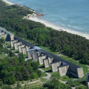 Auf Rügen steht wohl eines der größten Relikte der NS-Zeit. Im Seebad Prora sollte auf einer Länge von fünf Kilometern eine Erholungsanlage für 20.000 Gäste entstehen. Auf Rügen steht wohl eines der größten Relikte der NS-Zeit. Im Seebad Prora sollte auf einer Länge von fünf Kilometern eine Erholungsanlage für 20.000 Gäste entstehen.