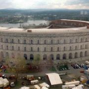 Das NSDAP-Kongresszentrum sollte 50.000 Menschen Platz bieten. Ursprünglich sollte das Bauwerk eine Höhe von 70 Metern erreichen. Doch es schaffte es nur auf 39. Das NSDAP-Kongresszentrum sollte 50.000 Menschen Platz bieten. Ursprünglich sollte das Bauwerk eine Höhe von 70 Metern erreichen. Doch es schaffte es nur auf 39.