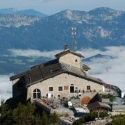 Adolf Hitler erhielt den «Adlerhorst» als Geschenk zu seinem 50. Geburtstag von der NSDAP. Das Kehlsteinhaus in Obersalzberg liegt in einer Höhe von 1820 Metern. Adolf Hitler erhielt den «Adlerhorst» als Geschenk zu seinem 50. Geburtstag von der NSDAP. Das Kehlsteinhaus in Obersalzberg liegt in einer Höhe von 1820 Metern.