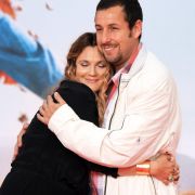 Hier stimmt die Chemie sowohl am Set als auch abseits davon: Drew Barrymore in den Armen von Adam Sandler. Hier stimmt die Chemie sowohl am Set als auch abseits davon: Drew Barrymore in den Armen von Adam Sandler.