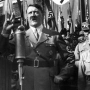 Neben den schrecklichen Gräueltaten verbindet man den Nationalsozialismus auch mit einer Vielzahl von Symbolen und Gesten. Doch viele dieser Merkmale hat Hitler einfach bei anderen geklaut.