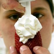 Beim Sex darf man auch mit Essen spielen. Vernaschen Sie Ihren Partner doch einmal mit Sprühsahne und Schokosauce. Die zwei Köstlichkeiten sorgen garantiert für ordentlichen Schleck-Spaß. Beim Sex darf man auch mit Essen spielen. Vernaschen Sie Ihren Partner doch einmal mit Sprühsahne und Schokosauce. Die zwei Köstlichkeiten sorgen garantiert für ordentlichen Schleck-Spaß.