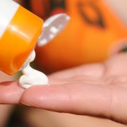 Für erotische Massagen brauchen Sie nicht unbedingt Massageöl. Bodylotion tut's auch. Für erotische Massagen brauchen Sie nicht unbedingt Massageöl. Bodylotion tut's auch.