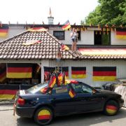 Deutschland im schwarz-rot-goldenen Fußball-Fieber: Für Fußball-Muffel ist das ein Graus. Deutschland im schwarz-rot-goldenen Fußball-Fieber: Für Fußball-Muffel ist das ein Graus.