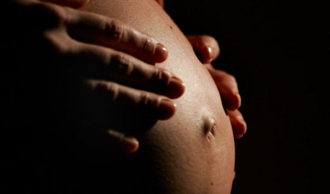 Das ungeborene Kind ist nicht lebensfähig. Es hat keine Schädeldecke und nur eine geringe Überlebenschance. Dennoch verweigert ein Arzt einer Frau die Abtreibung im siebten Monat.