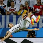 Salto nationale: Miroslav Klose feierte seinen 15. Treffer bei einer Weltmeisterschaft mit einem Salto. Salto nationale: Miroslav Klose feierte seinen 15. Treffer bei einer Weltmeisterschaft mit einem Salto.