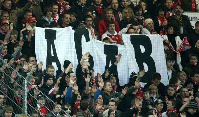 Alle Polizisten sind Bastarde - im Fußballstadion sind diese Plakate nicht erwünscht.