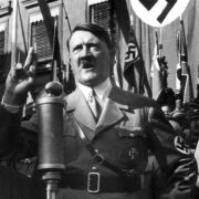 Dreister Steuerschwindler: Hitler ließ 4,5 Milliarden Euro auf Schweizer Konten verschwinden, ohne dafür Steuern zu zahlen.