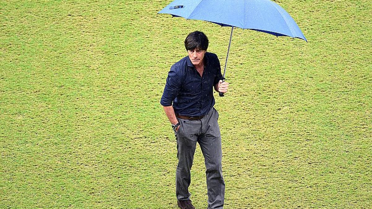 Mit Schirm und Charme: Vor dem Spiel schützte sich der Bundestrainer noch mit einem Schirm. (Foto)