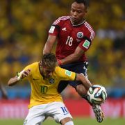 Kniestoß ins Krankenhaus: Juan Zuniga gegen Neymar. Kniestoß ins Krankenhaus: Juan Zuniga gegen Neymar.