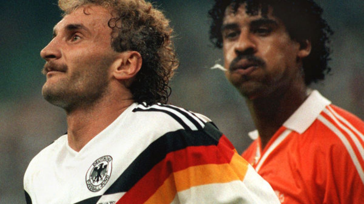 Unschöne Episode aus der Fußballgeschichte: Rudi Völler wird von Frank Rijkaard angespuckt. (Foto)