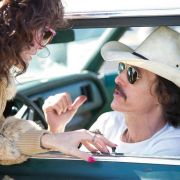 Ron (Matthew McConaughey) und Rayon (Jared Leto) besprechen die nächste Medikamentenlieferung. Ron (Matthew McConaughey) und Rayon (Jared Leto) besprechen die nächste Medikamentenlieferung.