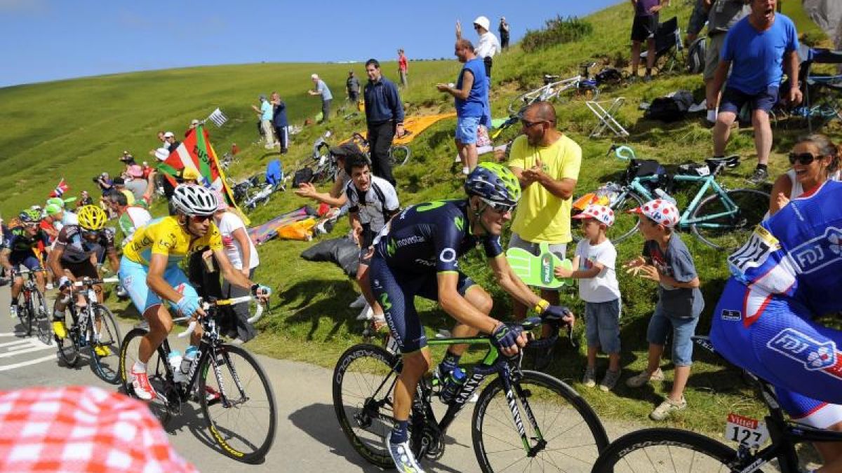Der Gesamtführende Vincenzo Nibali (gelb, Mitte.) konnte alle Angriffe seiner Konkurrenten um Alejandro Valverde (2.v.r.) abwehren. (Foto)