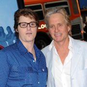Der wohl bekannteste Promi-Sohn im Knast ist Cameron Douglas. Vater Michael Douglas wird ihn wohl erst 2018 wieder in Freiheit begrüßen dürfen. Der wohl bekannteste Promi-Sohn im Knast ist Cameron Douglas. Vater Michael Douglas wird ihn wohl erst 2018 wieder in Freiheit begrüßen dürfen.