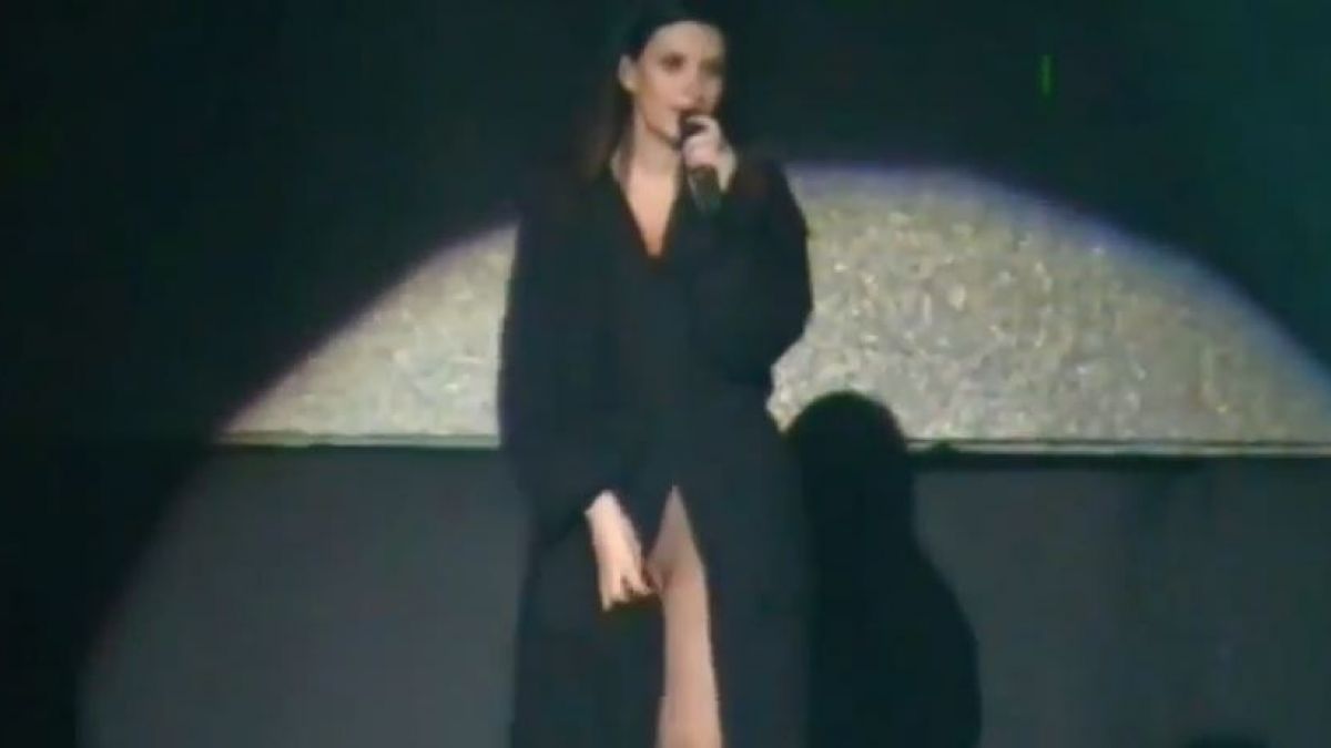 Damit hätte wohl niemand gerechnet: Bei ihrem Konzert in Lima unterläuft der Sängerin Laura Pausini ein Fauxpas. Sie hat ihre Unterhose vergessen und war unten ohne auf der Bühne. (Foto)