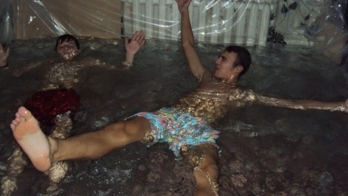 Wasser marsch! Diese russischen Teenies haben sich ihr eigenes Schwimmbad gebaut. (Foto)