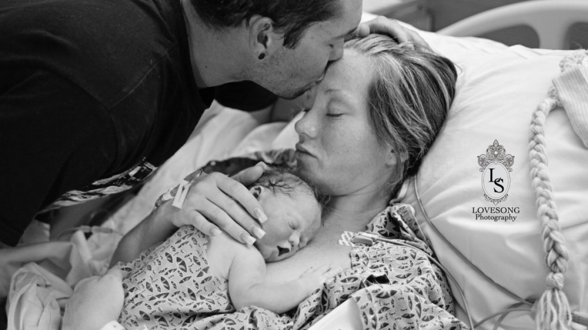 Richard und Emily Staley zusammen mit ihrer toten Tochter nach der Geburt. (Foto)
