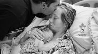 Richard und Emily Staley zusammen mit ihrer toten Tochter nach der Geburt.