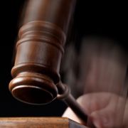 Laut Rechtssprechung gibt es für Unfälle, die an Notausgängen passieren, nur eingeschränkt Schmerzensgeld. Laut Rechtssprechung gibt es für Unfälle, die an Notausgängen passieren, nur eingeschränkt Schmerzensgeld.