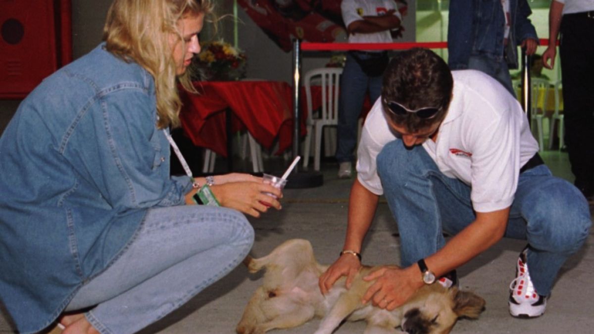 Beim Rennen in Sao Paolo 1996 ist Corinna Schumacher ein Hund zugelaufen. Das passiert ihr häufiger. (Foto)