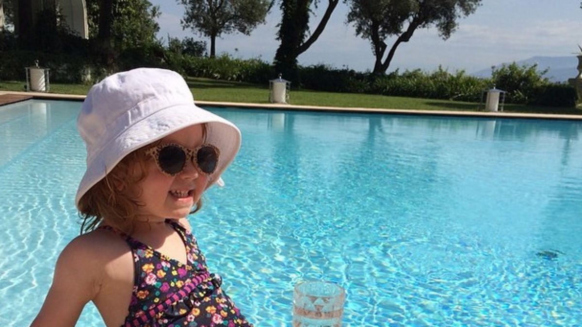 Pixie am Pool mit einer Sonnenbrille ihrer eigenen Kollektion und a-freiem Cocktail. (Foto)