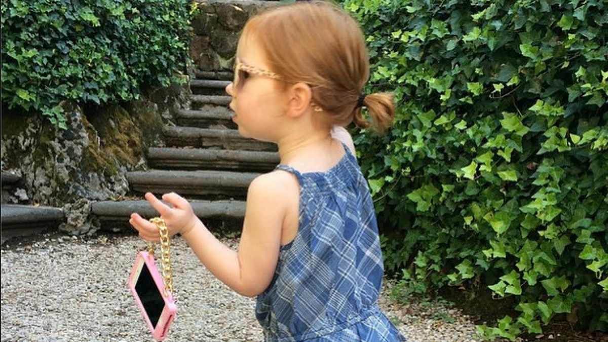 Die Dreiährige auf ihrem Europa-Trip: kurzer Stopp in Rom. Sie trägt Ralph Lauren und hat ihr iPhone natürlich dabei. (Foto)