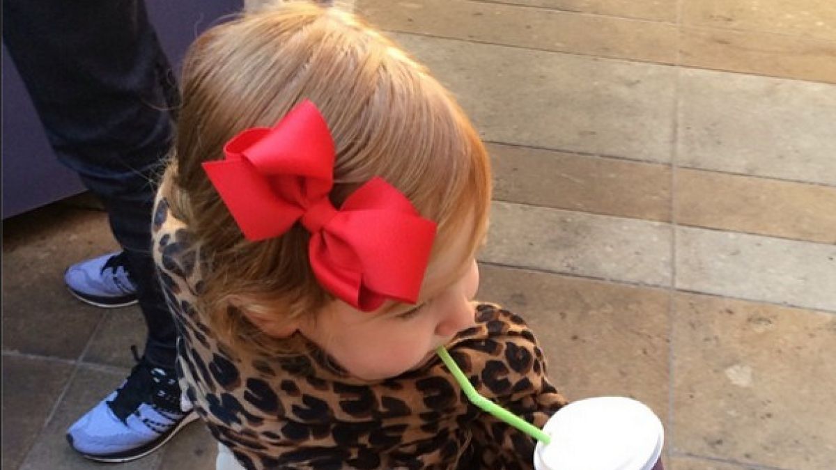 Unterwegs gibt's schnell einmal einen Babyccino - schließlich hat Pixie keine Zeit. (Foto)