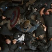 Mal eben so ein Dutzend Männer in einem winzigen Fahrstuhl platt machen: Für Captain America kein Problem. Mal eben so ein Dutzend Männer in einem winzigen Fahrstuhl platt machen: Für Captain America kein Problem.