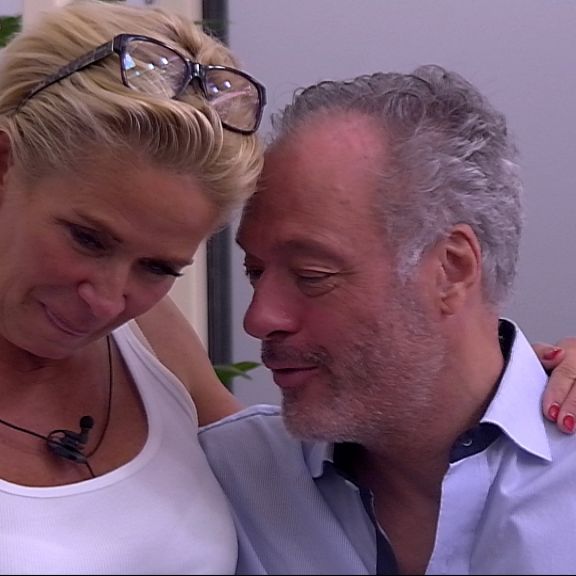 Heißer Flirt: Schill schnappt sich Claudia Heißer Flirt: Schill schnappt sich Claudia (Foto)