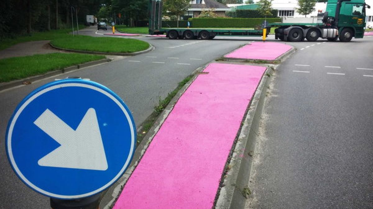 In de Niederlanden erstrahlen einige Verkehrsinseln in knalligem Pink. (Foto)