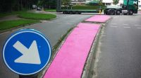 In de Niederlanden erstrahlen einige Verkehrsinseln in knalligem Pink.