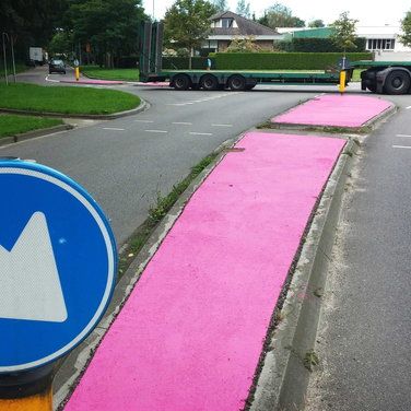 Unfassbar, warum diese Verkehrsinseln in Pink erstrahlen!