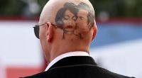 Welcher Hollywood-Schönling mag sich wohl hinter diesem Kahlkopf verstecken? Kleiner Tipp: Der Schauspieler scheint Fan von Elizabeth Taylor zu sein. Ein riesiges XXL-Tattoo prangt auf seinem Hinterkopf.