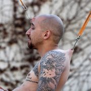 Ein Bodymodder ließ sich hier bei der Israel Tattoo Convention an mehreren Haken aufhängen.