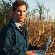 Statt eines kleinen Notizzettels benutzt Cohle (McConaughey) gleich einen ganzen Malblock. Statt eines kleinen Notizzettels benutzt Cohle (McConaughey) gleich einen ganzen Malblock.