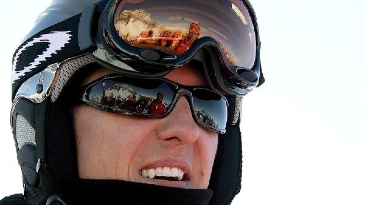 Bei seinem Skiunfall trug Michael Schumacher eine Helmkamera - verschlimmerte diese den Aufprall und die damit einhergehenden Kopfverletzungen? (Foto)