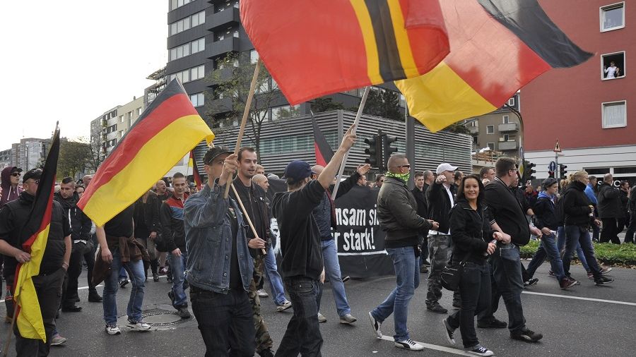 Mehr als 4.500 Demonstranten gingen in Köln auf die Straße, um gegen Salafisten zu demonstrieren. (Foto)