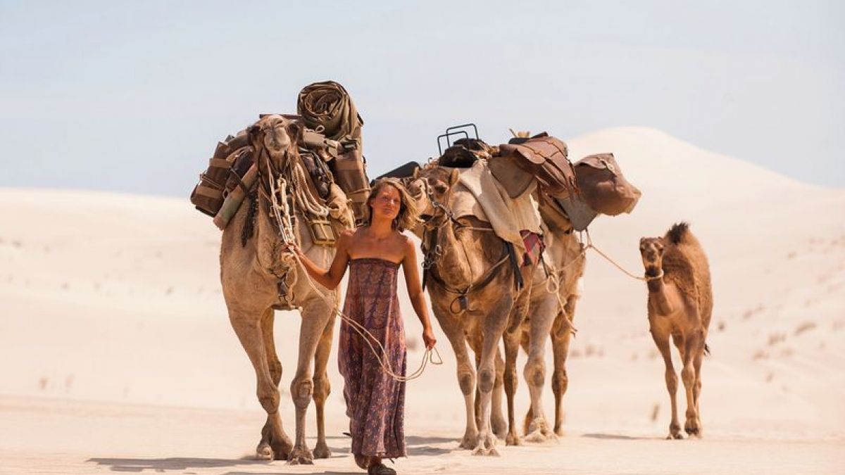 Robyn Davidson (Mia Wasikowska) begibt sich auf einen Selbstfindungstrip, allein, nur mit vier Kamelen durch die australische Wüste. (Foto)